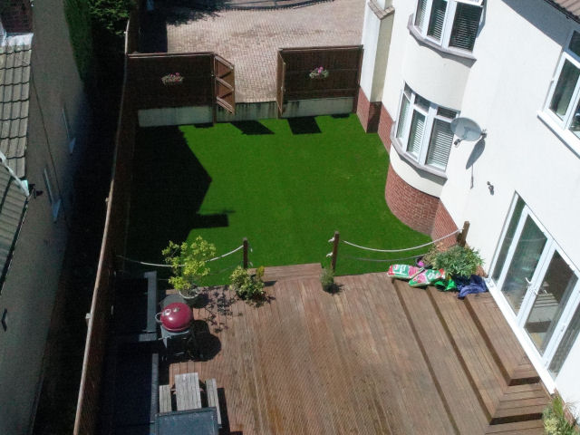 GG_R2_r artificial grass house